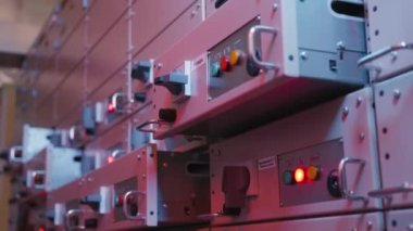 Elektrik kontrol istasyonu kalkanı. Başla. Çoklu kontrol hücreleri olan endüstriyel elektrik ekipmanları. Elektrik endüstrisindeki kontrol panellerinde birçok düğme yanıyor