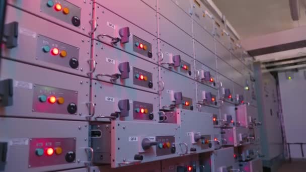Ηλεκτρική ασπίδα σταθμού ελέγχου. Πάμε. Βιομηχανικός ηλεκτρικός εξοπλισμός με πολλαπλές κυψέλες ελέγχου. Πολλά κουμπιά ανάβουν στους πίνακες ελέγχου στην ηλεκτρική βιομηχανία — Αρχείο Βίντεο