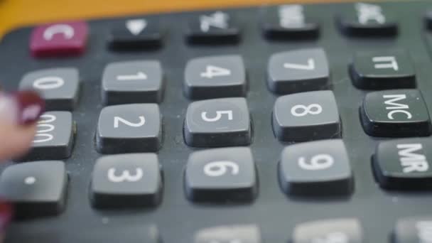 Primer plano de la mujer escribiendo en la calculadora. Acción. La contadora cuenta las cantidades en la calculadora. Secretaria o contadora cuenta con calculadora — Vídeos de Stock