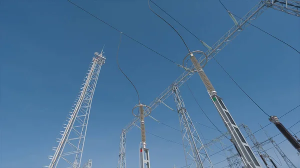 Poteaux et câbles de la centrale électrique en hiver. L'action. Centrale électrique sur le terrain par une journée ensoleillée d'hiver. Belle centrale électrique avec beaucoup de poteaux et de conducteurs de câbles — Photo