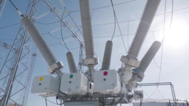 Yüksek voltajlı güç ekipmanı. Başla. Yüksek elektrik üretimi için alt istasyonlardaki son transformatörler. Güneşli gökyüzünün arka planında trafolar olan elektrik santrali.