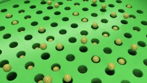 Campo giratorio de color verde con agujeros negros y bolas de salto. Animación. Bolas amarillas volando por encima de la textura giratoria, lazo sin costuras. — Vídeo de stock