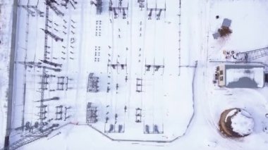 Kışın elektrik direkleri. Başla. Kış aylarında trafolar olan modern elektrik santralinin en iyi manzarası. İstasyonda elektrik direklerinin sıraları