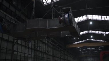 Büyük bir vinç, büyük, çelik bir inşaat detayını taşıyor. Şarjör. Madencilik ağır sanayi kavramı. 