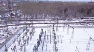 Banliyö elektrik santrali. Başla. Ufuktaki şehrin arka planındaki elektrik santralinin kışın en üst görüntüsü. Banliyödeki elektrik santralinde kışın güçlü kutuplar
