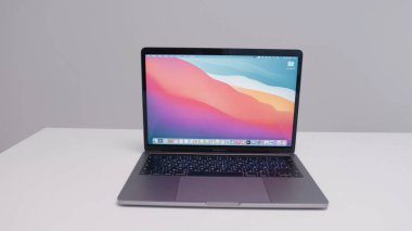 Rusya, MOSCOW-ARALIK, 2020: Yeni Macbook. Başla. Apple 'dan geliştirilmiş performansı ve mükemmel tasarımı olan yeni nesil Macbook' lar. İzole edilmiş arkaplanda yeni Macbook 'un parlak ekranı