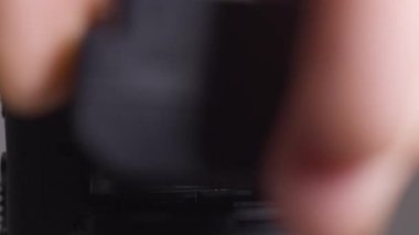 Kamera için pil değişimi. Başla. Yakın çekim fotoğrafçı profesyonel kameradaki bataryayı değiştirir. Kameradaki pil değiştiriliyor. Profesyonel kameranın ayrıntıları