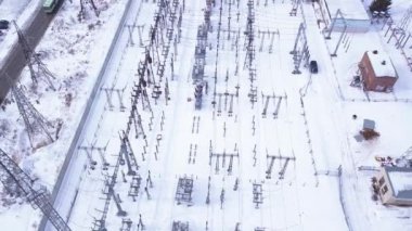 Elektrik santrallerinin sıraları. Başla. Banliyöde sıra sıra trafolar olan küçük elektrik santralinin en üst görüntüsü. Kışın banliyö elektrik santrali