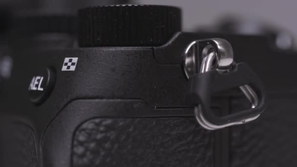 Detailní záběr kovové karabiny na profesionální fotografii nebo videokameru. Akce. Zapínání kamery pro popruh pro přepravu bezpečného vybavení. — Stock video