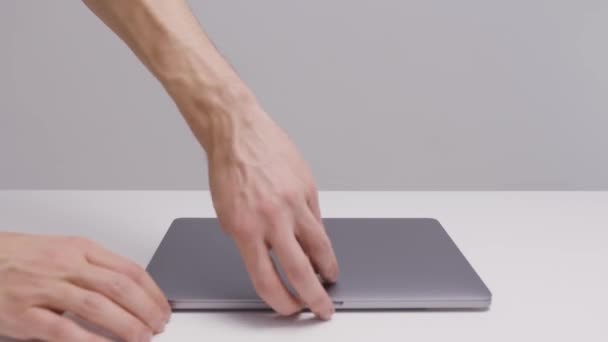РОССИЯ, МОСКВА-ДЕКАБРЬ, 2020: Новый ноутбук Apple. Начали. Ноутбук нового поколения Macbook со стильным дизайном и лучшими техническими характеристиками. Профессиональные макросы на изолированном фоне — стоковое видео