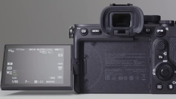 RUSSIA, MOSCA-DICEMBRE 2020: Sony Camera Screen. Azione. Nuova fotocamera professionale Sony a7s III con prestazioni migliorate. Indietro della fotocamera professionale con schermo su sfondo isolato — Video Stock