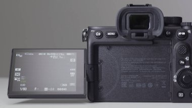 Rusya, MOSCOW-ARALIK, 2020 Sony Camera Screen. Başla. Yeni profesyonel Sony a7 's III kamera ve gelişmiş performans. İzole edilmiş arkaplanda ekranı olan profesyonel kameranın arkası