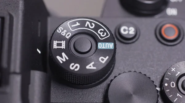 RUSSIA, MOSCOW-DECEMBER, 2020: Close-up van professionele camera-knop. Actie. Handmatige modus instellingen op professionele Sony camera. Details van de nieuwe Sony a7s III camera met professionele opnamemodi — Stockfoto