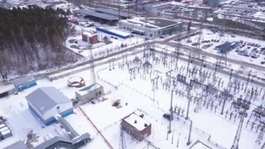 Elektrik santralinin üst görüntüsü. Başla. Banliyöde bulunan transformatörlü elektrik santrali. Kışın banliyölerde elektrik santrali