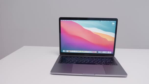 Rusya, MOSCOW-ARALIK, 2020: Yeni Macbook. Başla. Apple 'dan geliştirilmiş performansı ve mükemmel tasarımı olan yeni nesil Macbook' lar. İzole edilmiş arkaplanda yeni Macbook 'un parlak ekranı — Stok video