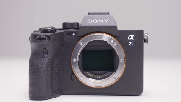 ΡΩΣΙΑ, Μόσχα-ΔΕΚΕΜΒΡΙΟΣ, 2020: Νέα Sony κάμερα σε λευκό φόντο. Πάμε. Τελευταία επαγγελματική κάμερα από τη Sony με τα καλύτερα χαρακτηριστικά. Sony a7s III κάμερα για επαγγελματική φωτογράφιση και βιντεοσκόπηση — Αρχείο Βίντεο