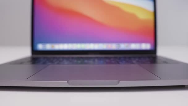 RUSKO, MOSKVA-prosinec, 2020: Nový notebook Apple. Akce. Notebook nové generace se stylovým designem a nejlepšími technickými vlastnostmi. Profesionální makbook na izolovaném pozadí — Stock video