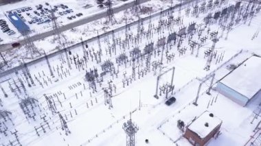 Elektrik şehir merkezinin en üst görüntüsü. Başla. Şehrin her yerine yüksek voltaj yayan trafolar ile elektrik santrali. Kışın banliyö elektrik santrali. Elektrik sanayii