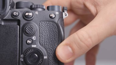 Rusya, MOSCOW-ARALIK, 2020: kameradaki hafıza kartı. Başla. Yakın plan fotoğrafçı kameraya yeni hafıza kartı takıyor. Hafıza kartı kameraya yerleştiriliyor