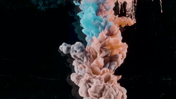 Σύγκρουση χρωματιστών μελανιών με νερό. Πάμε. Όμορφη πολύχρωμο φόντο η κατάρρευση των υγρών χρωμάτων με νερό σε αργή κίνηση σε μαύρο φόντο. — Αρχείο Βίντεο