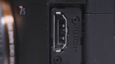 Profesyonel kamera detaylarını kapatın. Başla. Kameranın HDMI bağlantısı, teknoloji kavramı.