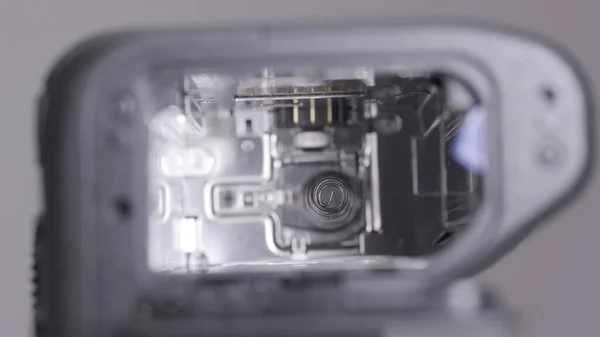 Extreme close up μιας κενής υποδοχής για την μπαταρία μιας φωτογραφικής και βιντεοκάμερας. Πάμε. Στοιχεία φόρτισης μεταβλητού συσσωρευτή. — Φωτογραφία Αρχείου