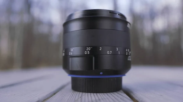 Close-up macro-weergave van cameralens op wazige natuurlijke achtergrond. Actie. Professionele camera lens detail, kunst en journalistiek concept. — Stockfoto