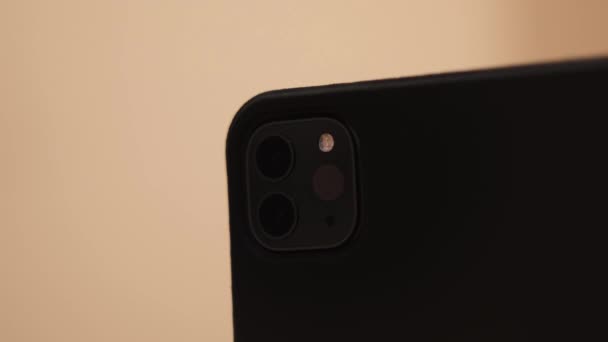 Close up de um smartphone tirando uma foto com um flash isolado no fundo amarelo. Conceito. Piscar o flash na parte de trás de um celular moderno. — Vídeo de Stock