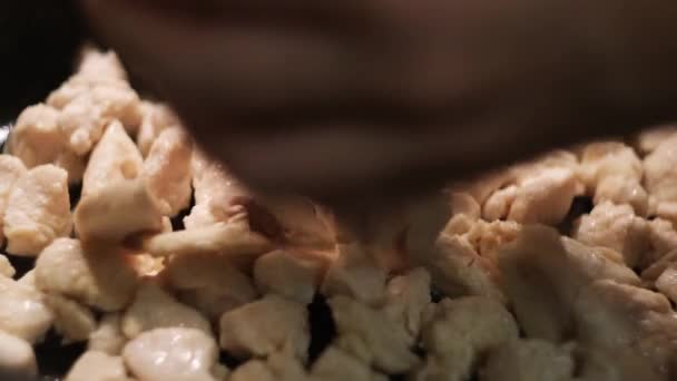 Freír carne de pollo con champiñones en una sartén. Concepto. Mujer preparando delicioso pollo blanco reunirse con champiñones. — Vídeo de stock