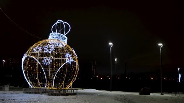 Décoration de Noël de guirlandes sur fond de ville nocturne. Concept. Gazebo en forme de boule de Noël faite de guirlandes. Décorations de Noël de guirlandes dans les parcs urbains — Video