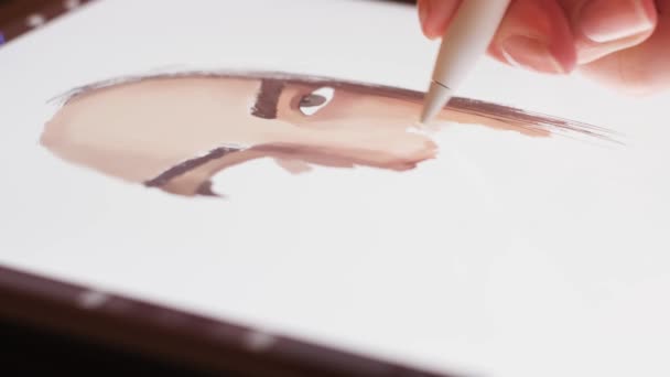 Close-up de mulher desenho retrato em comprimido. Conceito. Artista desenha belo retrato com estilete em tablet. Desenho em comprimido eletrônico — Vídeo de Stock