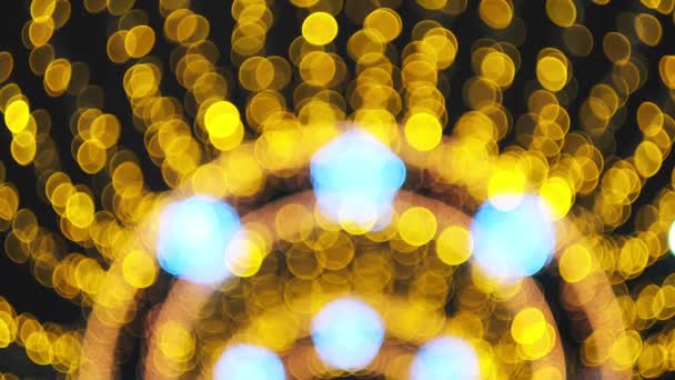 Luci dorate sfocate, Natale festivo e sfondo di Capodanno. Concetto. Bokeh luci gialle di ghirlanda lucente in una forma di raggi di sole. — Video Stock