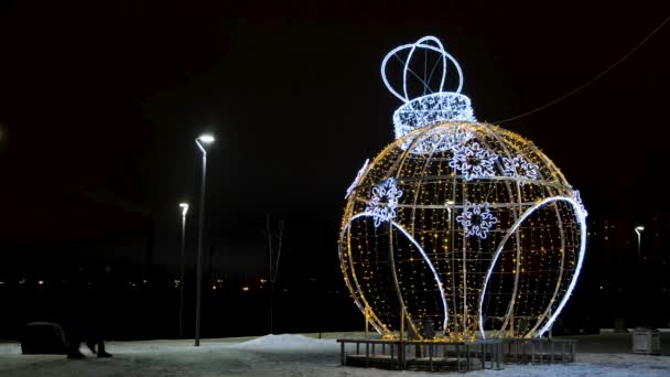 Decorazione di Natale di ghirlande su sfondo di città di notte. Concetto. Gazebo in forma di palla di Natale fatta di ghirlande. Decorazioni di Natale da ghirlande in parchi di città — Video Stock