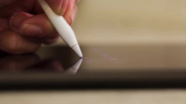 Stylus kalem kullanarak dijital tablet üzerinde çalışan serbest çalışan kadın ya da grafik tasarımcıyı kapatın. Kavram. Grafik tabletine el yazısı yazan kadın, yan görünüm. 