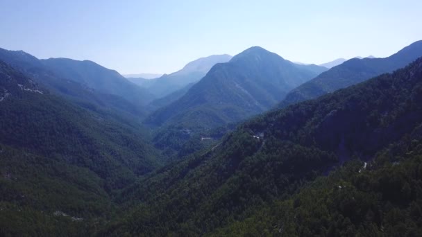 Amazing landscape with high mountains covered by green trees on blue clear sky background. Clip. Norway, Europe, bird eye view over breathtaking mountain range. — Stock Video