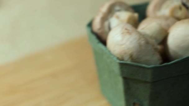 Cogumelos brancos crus dentro de uma pequena cesta de plástico verde. Conceito. Close up de champinhons frescos, pratos vegetarianos. — Vídeo de Stock