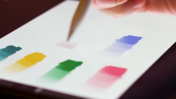 Nahaufnahme einer Person, die ein digitales Skizzenbild per Stift auf einem weißen Tablet-Bildschirm zeichnet. Konzept. Details zu Designerarbeit, Kreativität und Kunst. — Stockvideo