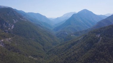 Açık havada yeşil dağların en üst manzarası. Şarjör. Yeşil vadisi olan güzel bir dağ manzarası. Güneşli bir günde ufukta dağ vadisi beliriyor.