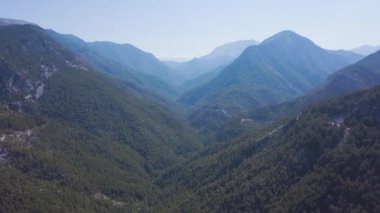 Açık havada yeşil dağların en üst manzarası. Şarjör. Yeşil vadisi olan güzel bir dağ manzarası. Güneşli bir günde ufukta dağ vadisi beliriyor.