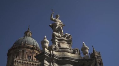Palermo Katedrali, Katolik Kilisesi ve mavi gökyüzü arka planındaki mimari kompleks, Sicilya, İtalya. Başla. Antik tarihi bina ve yeşil ağaçların arasında güzel bir heykel.. 