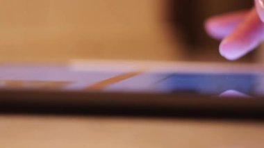 Dijital tablet ekranı tıkırdatan ve engelleyen kadına yaklaş. Kavram. Sosyal ağa ve internete bağımlılık.