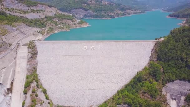 Presa de Alanya Dim. Clip. Vista superior de una gran presa que retiene el agua en las montañas. Agua turquesa en embalse con presa grande. Enorme presa en Turquía — Vídeos de Stock