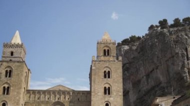 Antik kulelerin alt manzarası ve gökyüzü zemininde büyüyen ağaçlar olan dev bir kaya. Başla. Mimarlık kavramı.