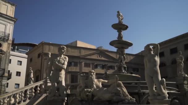 Palermo, Italia, Piazza Pretoria, complejo arquitectónico también conocido como plaza de la vergüenza. Acción. Hermosa fuente con muchas estatuas sobre fondo azul del cielo. — Vídeo de stock
