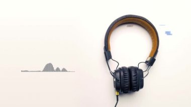 Tam boyutlu kulaklıklar beyaz arka planda izole edilmiş, hareket eden grafikler ve arıza efekti, kusursuz döngü. Animasyon. Elektronik müzik kavramı.