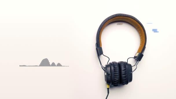 Πλήρες μέγεθος ακουστικά που απομονώνονται σε λευκό φόντο με κινούμενα γραφήματα ισοσταθμιστή και επίδραση δυσλειτουργία, αδιάλειπτη βρόχο. Κινούμενα σχέδια. Έννοια της ηλεκτρονικής μουσικής. — Αρχείο Βίντεο