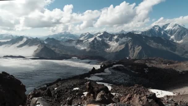 Vista aérea de la cordillera de nieve masiva en el valle nevado. Clip. Impresionante paisaje con picos nevados y rocas altas. — Vídeo de stock