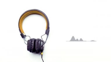 Tam boyutlu kulaklıklar beyaz arka planda izole edilmiş, hareket eden grafikler ve arıza efekti, kusursuz döngü. Animasyon. Elektronik müzik kavramı.