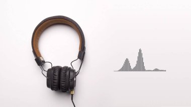 Tam boyutlu kulaklıklar beyaz arka planda izole edilmiş, hareket eden grafikler ve arıza efekti, kusursuz döngü. Animasyon. Elektronik müzik kavramı.