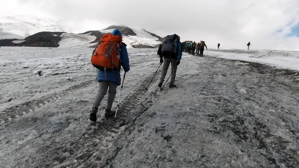Uma equipe de alpinistas subindo uma encosta gelada no Monte. Everest através do céu acima. Clipe. Pessoas que gostam de escalar um caminho nevado. — Fotografia de Stock